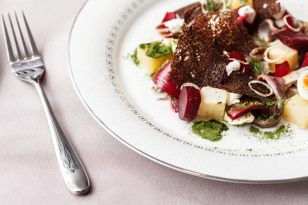 Salat mit Roter Bete auf Teller — Stockfoto