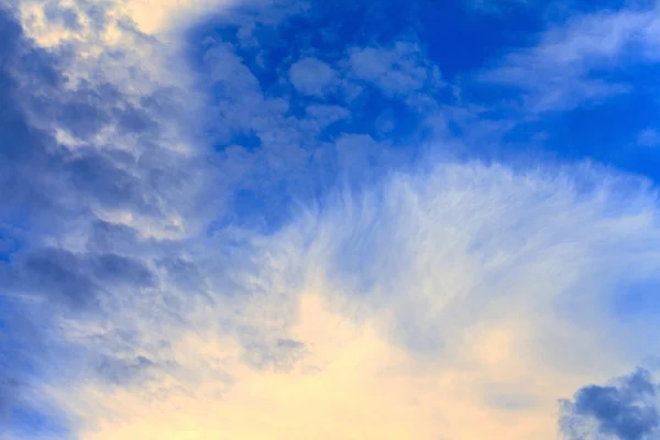 Céu azul agradável com nuvens — Fotografia de Stock