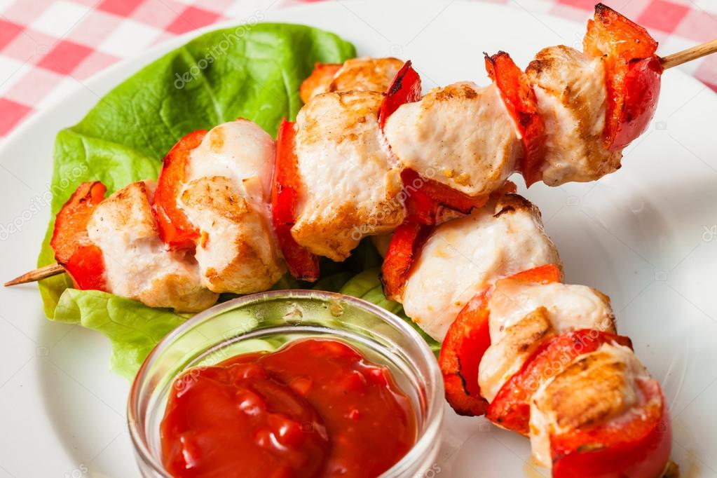 Мини шашлычки из курицы. Шашлычки из фарша на шпажках. Курица филе шашлык рецепт. Шашлык из гольца в пикантном маринаде. Шашлык из курицы.