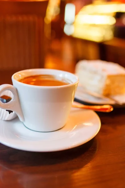 Caffè con torta sul tavolo — Foto Stock