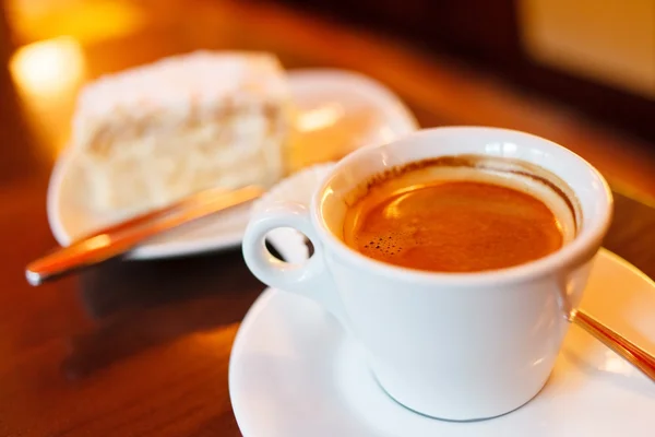 Caffè con torta sul tavolo — Foto Stock