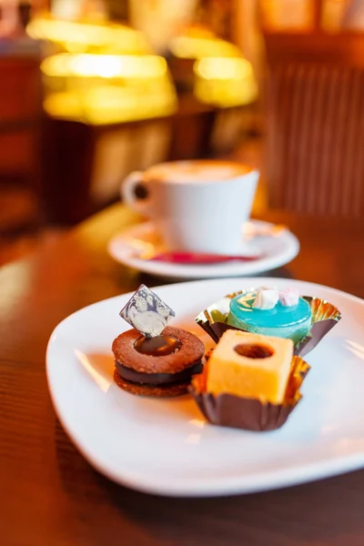 Koffie met gebak op tafel — Stockfoto