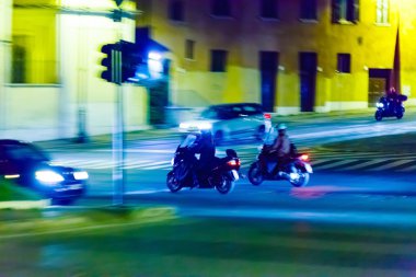 Scooter biniciler bir şehirde