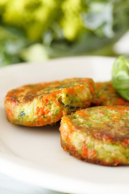 fesleğen yaprakları ile sebze Beşamel sos