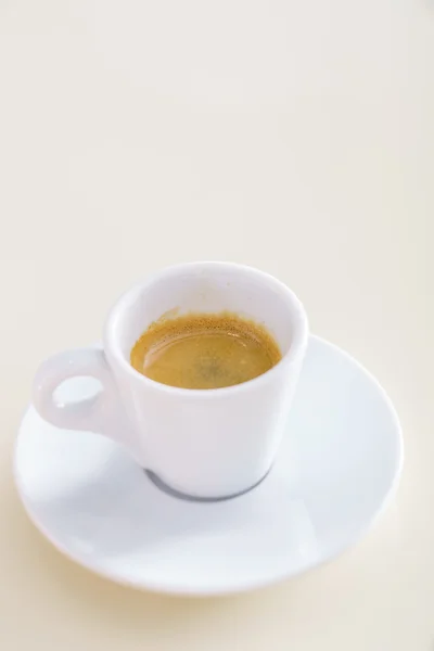 Kopje koffie op licht — Stockfoto