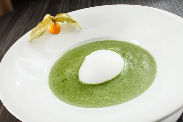 Green cream soup with egg — Stock Photo, Image