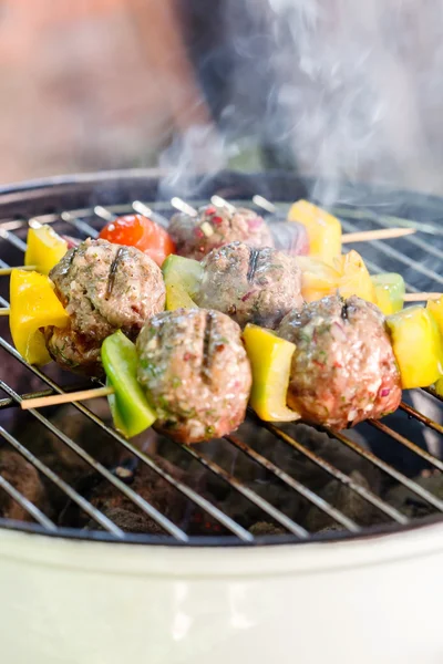 Grilled meatballs with vegetables — Stock Photo, Image