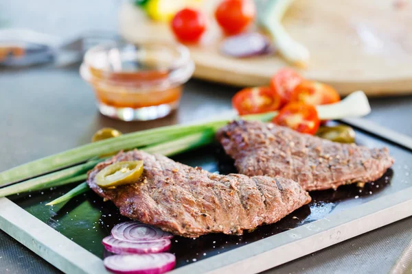 Gegrilltes Steak mit Gemüse — Stockfoto