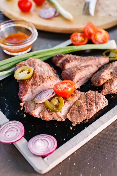 Filete a la parrilla con verduras — Foto de Stock