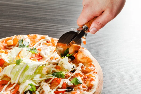 Leckere Pizza schneiden — Stockfoto