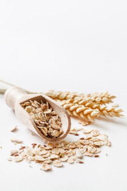Mor ve buğday kulakları ile müsli
