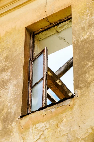 Vecchia finestra di legno — Foto Stock