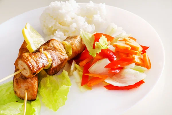 Куриный кебаб с рисом — стоковое фото