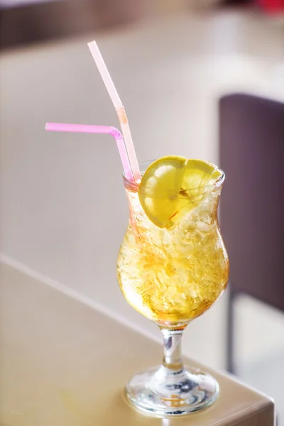 Alcohol cocktail in de bar — Stockfoto