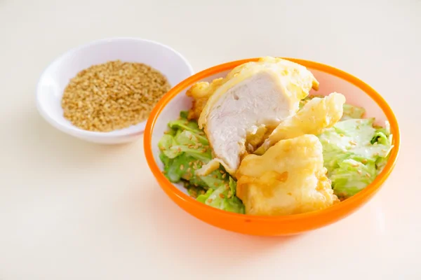 TEMPURA kip met salade verlaat — Stockfoto