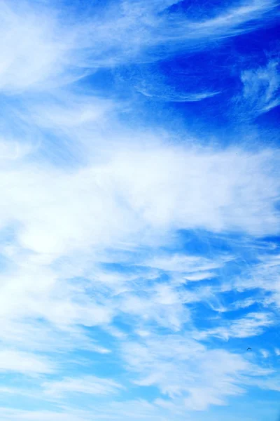 Cielo blu con nuvole bianche — Foto Stock