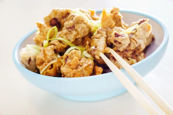 Pollo tempura frito con palillos — Foto de Stock