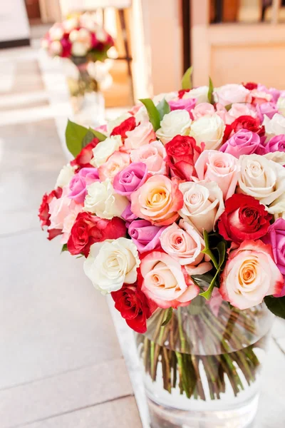 Roses bouquet in vase — Stock Photo, Image