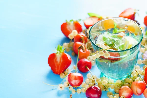 Vers fruit met glas — Stockfoto