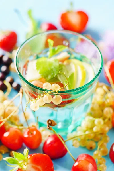 Frutta fresca con vetro — Foto Stock