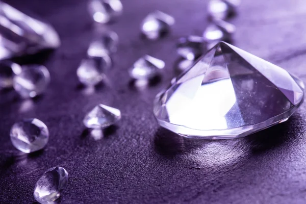 Verschillende diamanten in paars licht — Stockfoto