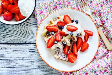 Waffle taze çilek ile