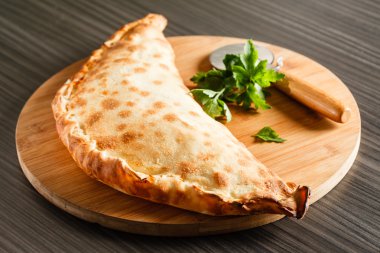 Calzone pizza pizza bıçak ile