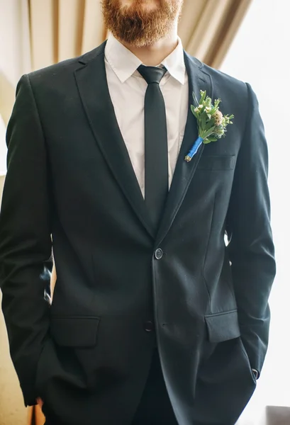 Elegant brudgummen med blommig boutonniere — Stockfoto