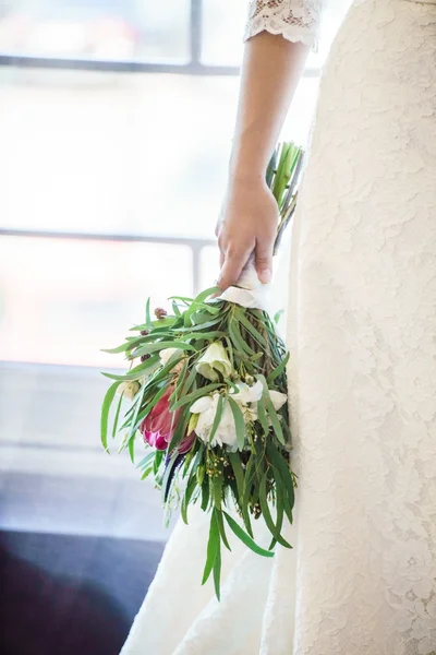 Bouquet de mariée entre les mains de la mariée — Photo