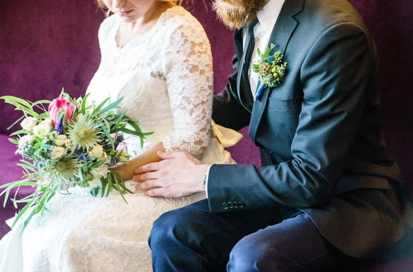 Novio y novia con flores —  Fotos de Stock