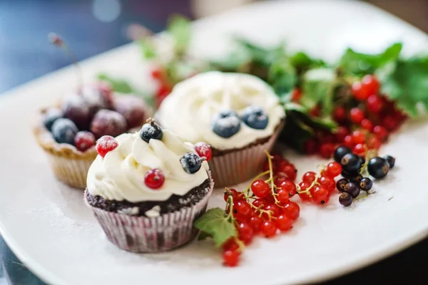 Wedding sweet cupcakes — Stock Photo, Image