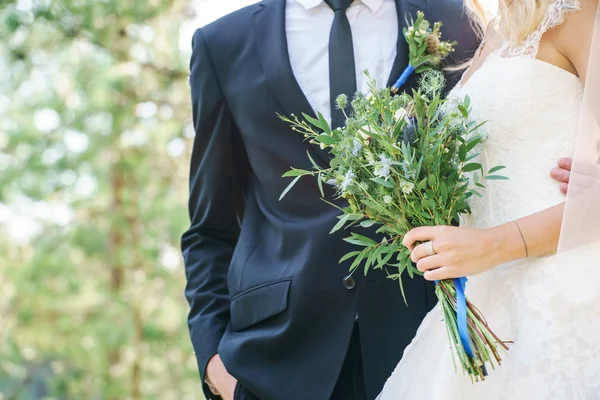 Noivo abraçando noiva com flores — Fotografia de Stock