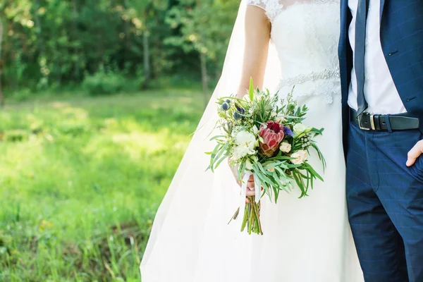 Sposo con sposa con fiori — Foto Stock