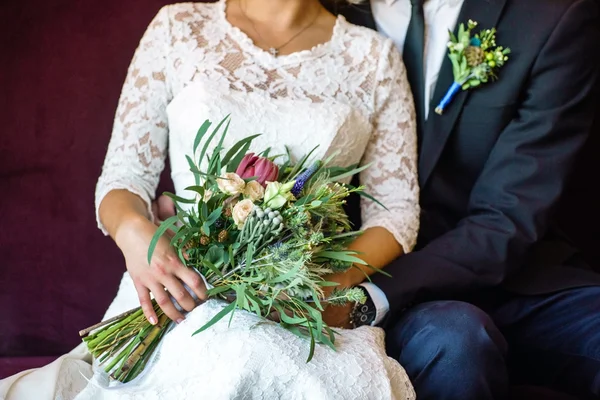 Vőlegény és menyasszony, virágok — Stock Fotó