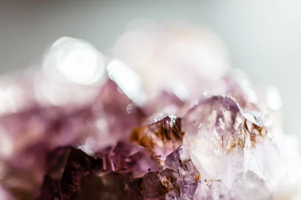 紫のアメジスト石 — ストック写真