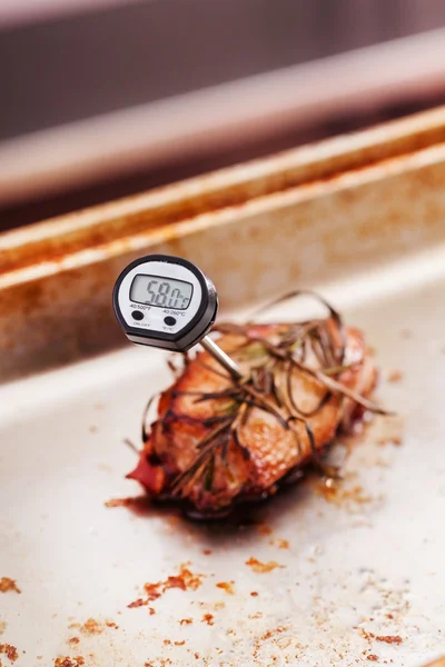 Termometro della carne nella carne — Foto Stock