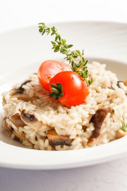 plaka üzerinde mantarlı risotto