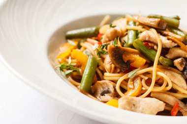 Tabakta tavuk ile erişte