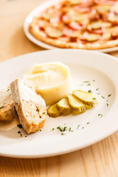 Viande avec purée de pommes de terre — Photo