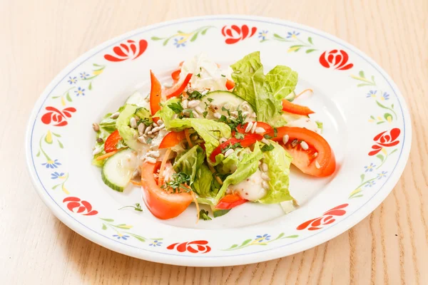 Salade fraîche sur assiette — Photo