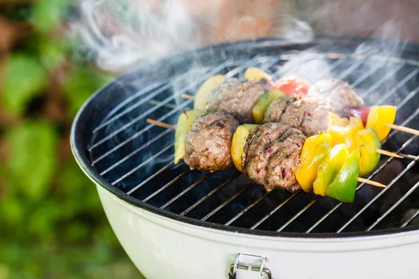 Grilled meatballs with vegetables on skewers — Stock Photo, Image