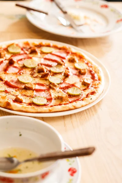 Pizza mit Fleisch und Gurkenscheiben — Stockfoto