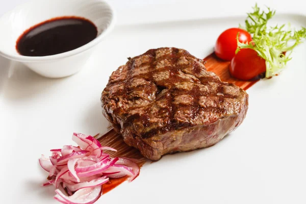 Vlees steak met saus — Stockfoto