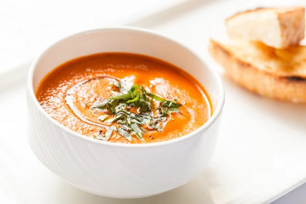 Tomatensuppe mit Gemüse — Stockfoto