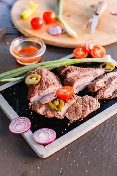 Bife grelhado com legumes — Fotografia de Stock