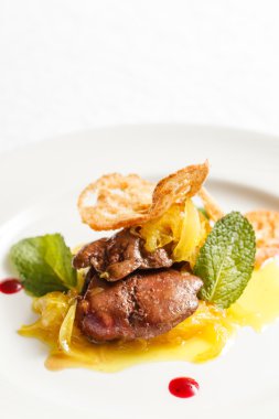 Plaka üzerinde soslu kaz ciğeri