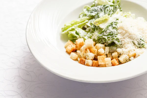 Salată de cezar cu pâine și parmezan — Fotografie, imagine de stoc