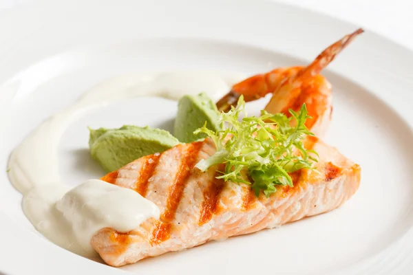 Filete de salmón con camarones en plato —  Fotos de Stock