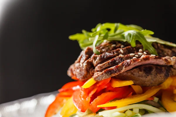 Filete fresco con verduras — Foto de Stock