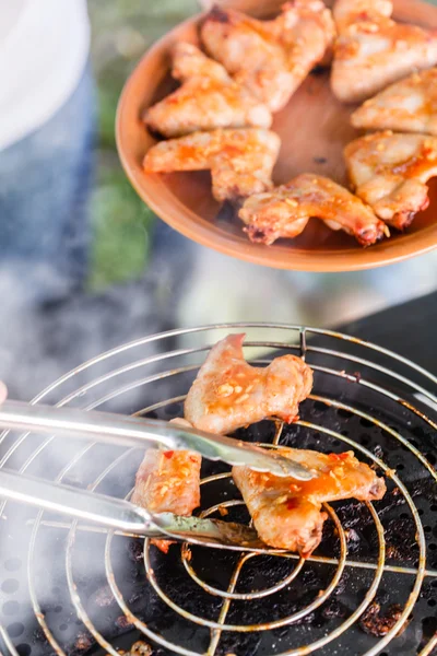 Grilling tasty chicken wings — Stock Photo, Image